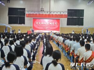 长沙市2025年军校新学员入伍（学）欢送仪式举行